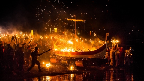 Đón năm mới theo phong cách Viking với lễ hội lửa Up Helly Aa