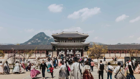 Làn sóng khách quốc tế đổ xô du lịch Hàn Quốc để nâng cấp gu ăn mặc