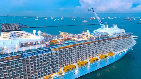 Siêu du thuyền Spectrum of the Seas của Royal Caribbean International cập cảng Phú Mỹ, Bà Rịa - Vũng Tàu