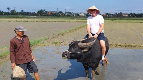 Khách Tây không đến Việt Nam để du lịch tận hưởng mà trải nghiệm cày ruộng