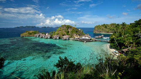 Indonesia phẫn nộ vì hành động vô ý thức của du khách khi ném túi nilon vào miệng hà mã