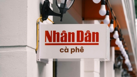 Nhân dân dậy sớm đọc báo, đi 'cà phê Nhân dân'