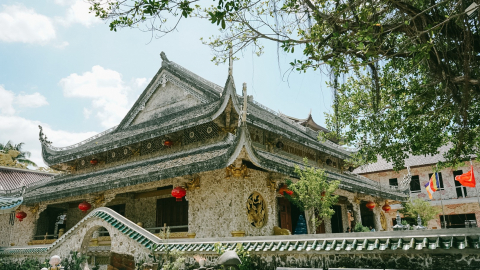 Độc đáo ngôi chùa làm từ gáo dừa và san hô ở xứ Nẫu