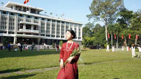 Mang Tết về trên những tà áo dài thướt tha khắp phố