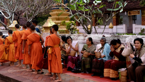 Theo chân các sư thầy trong lễ khất thực Tak Bat ở Luang Prabang