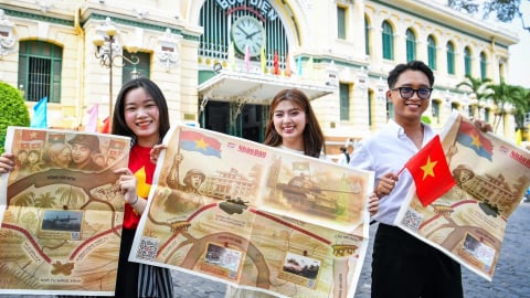Giới trẻ TP.HCM hào hứng check-in với phụ san Nhân Dân và sưu tầm bộ tem đặc biệt