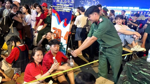 'Thắm tình quân dân', bộ đội phát lương khô cho người dân thức đêm chờ xem diễu binh