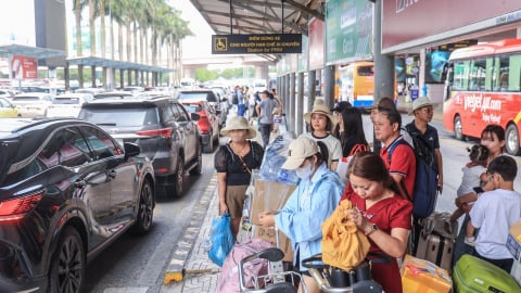 Người dân đổ về Hà Nội, TP.HCM sau kỳ nghỉ lễ 30/4 - 1/5, giá vé máy bay cao ngang dịp Tết