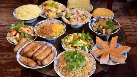 Mâm cỗ Bát Tràng, tinh hoa ẩm thực miền Bắc giá 2,5 triệu có gì mà nhiều người tranh cãi?