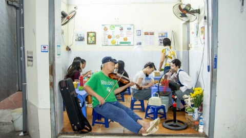 Nghe violin trong quán ốc ngõ nhỏ Thái Hà