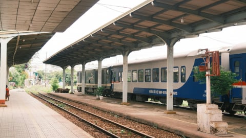 Du khách lựa chọn đi tàu hoả để tiết kiệm 40% tiền vé máy bay