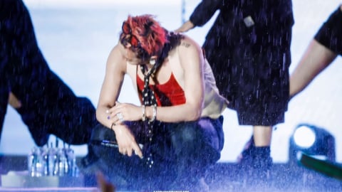 G-Dragon 'tắm mưa' cùng 40.000 người trên sân Mỹ Đình