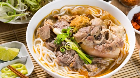 Đi ăn bún bò Huế ở những nơi chỉ dân bản địa mới biết