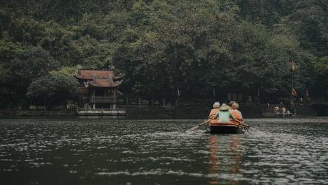 Ngồi du thuyền Tràng An về cội nguồn lịch sử