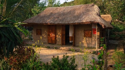 Sống trong nhà tranh vách đất nơi làng chài cổ của người Chăm Pa