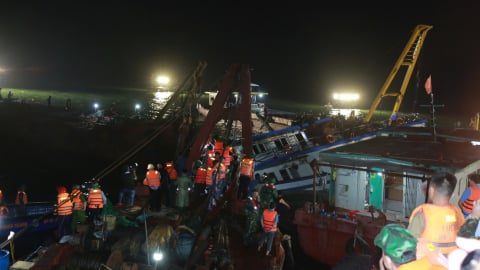 Trục vớt thành công tàu bị lật, Quảng Ninh hỗ trợ 25 triệu đồng cho gia đình có nạn nhân tử vong