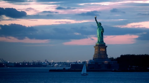 Phí visa Mỹ tăng 'khủng' 250 USD, ngành du lịch toàn cầu phản ứng dữ dội