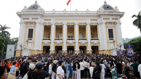 Sáng 20/8, hàng nghìn khán giả xếp hàng tại Nhà hát Lớn Hà Nội nhận vé concert miễn phí