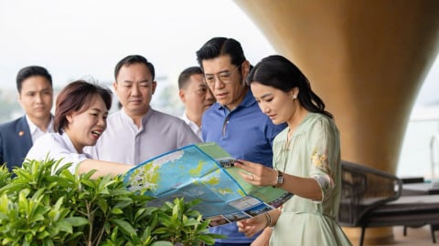 Quốc vương Bhutan cùng Hoàng hậu tham quan Vịnh Hạ Long trong chuyến thăm Việt Nam