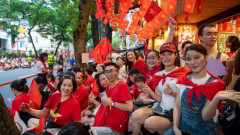 Ngồi miễn phí, tận hưởng diễu binh giữa lòng Hà Nội