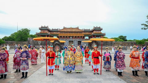 Bách Hoa Bộ Hành - Hành trình Việt phục rực rỡ giữa lòng di sản Huế