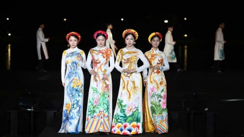 Tôn vinh vẻ đẹp áo dài Huế bên dòng Hương Giang