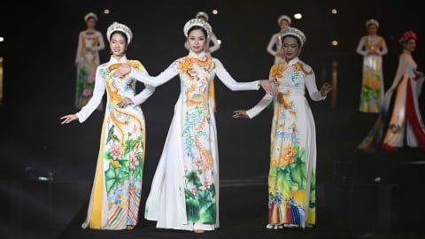 Tôn vinh vẻ đẹp áo dài Huế bên dòng Hương Giang