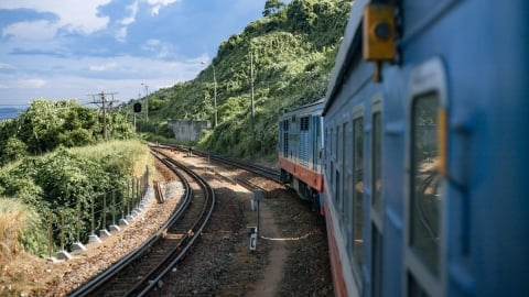 Núi non trùng điệp khi du lịch tàu hỏa từ Huế đến Đà Nẵng