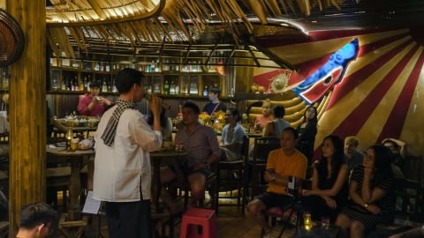 Khi đờn ca tài tử bước vào quán bar