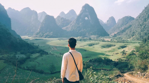 Xanh xanh thảo nguyên dưới núi Mắt Thần