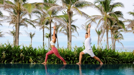 Mövenpick Cam Ranh ra mắt yoga tại hồ bơi biệt thự