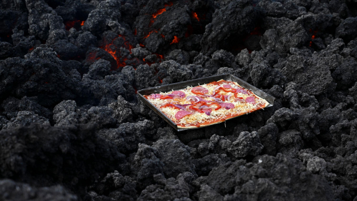 Pizza xa xỉ: Nướng trên dòng dung nham núi lửa