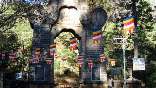 Hành hương Adam’s Peak, núi dấu chân Thánh tại Sri Lanka