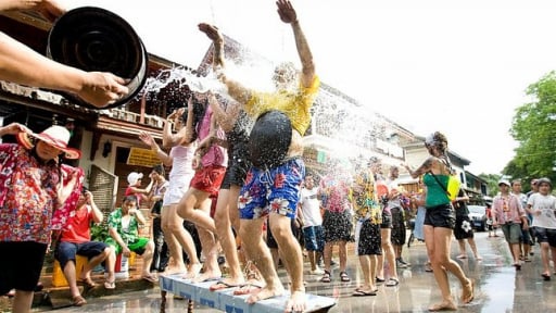 Vui Tết Té nước ở Luang Prabang