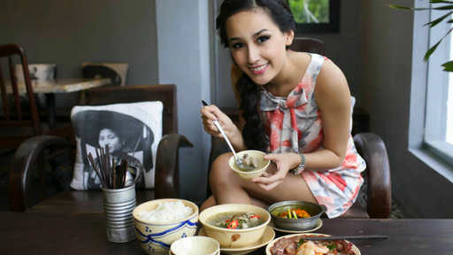 Thưởng thức cơm Việt cùng hoa hậu Mai Phương Thúy