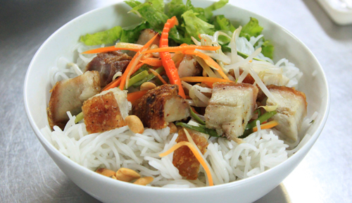 Đậm đà bún mắm nêm thịt heo quay