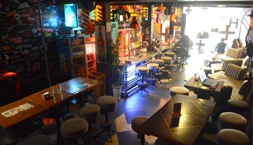 5 bar Tây hút khách ở phố cổ Hà Nội