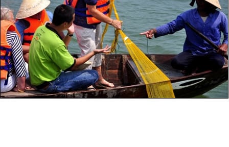 Khách Tây thích thú với tour “Một ngày làm ngư dân”