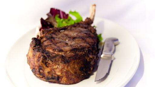 Bít tết Tomahawk thượng hạng tại Khách sạn Sheraton Hanoi