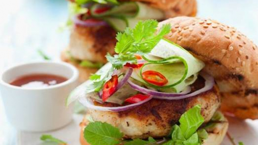 Thưởng thức bánh burger và xúc xích tại Press Club