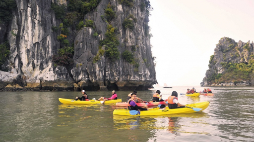 Dừng hoạt động chèo kayak trên vịnh Hạ Long