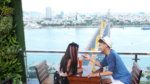 Một thoáng an yên cùng tiệc trà chiều mỗi ngày tại Top View Bar