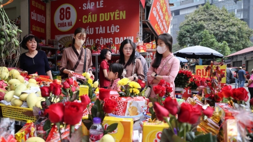 Nam thanh nữ tú Hà Nội rủ nhau cầu duyên chùa Hà ngày Thất tịch