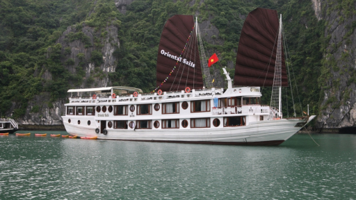 Du xuân trên vịnh Hạ Long và vịnh Lan Hạ