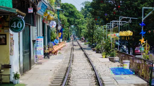 Con đường tàu rợp bóng cây xanh ở Hà Nội
