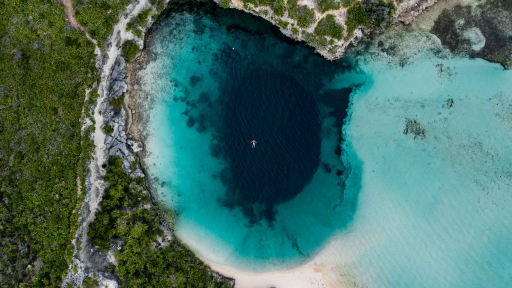 Hố xanh huyền bí ở Bahamas