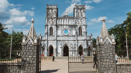 Vẻ đẹp gothic của nhà thờ cổ Mằng Lăng