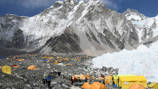 Nepal cấp phép leo núi Everest trở lại 