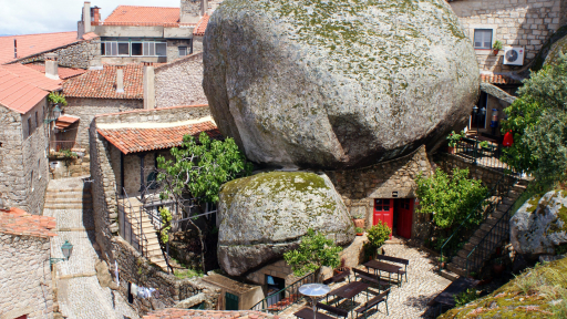 Ngôi làng ẩn mình trong đá