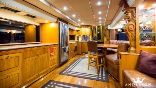 Trong chiếc motorhome 20 năm tuổi của Will Smith